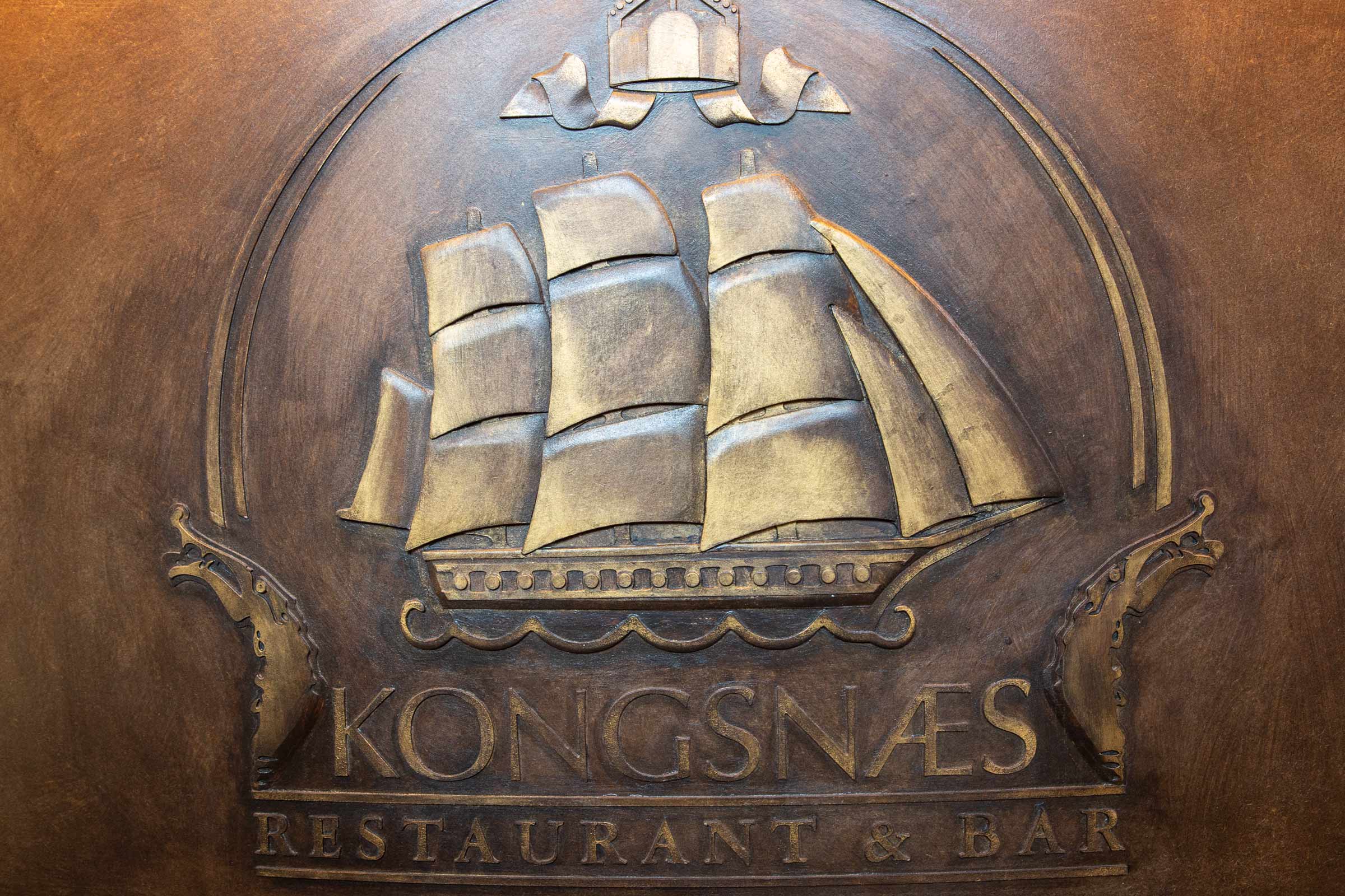 Nahaufnahme Kongsnaes Logo auf Metallplatte
